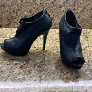 Nine West Platform peep toe bootie  black, 6 1/2 5 inch heel  good cond